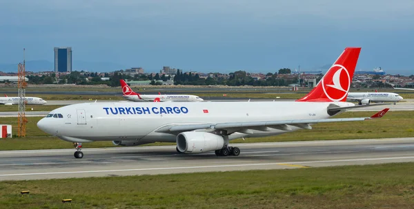 Avião no Aeroporto Ataturk de Istambul (Turquia ) — Fotografia de Stock