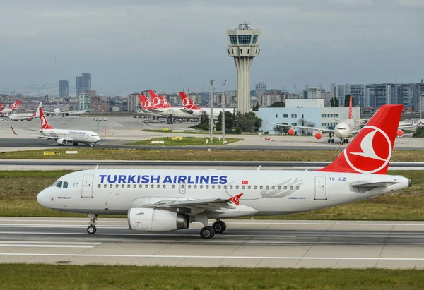 Самолет в аэропорту Стамбула Ататюрка (Турция) ) — стоковое фото