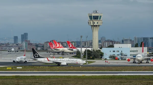 イスタンブール・アタテュルク空港での飛行機(トルコ) — ストック写真