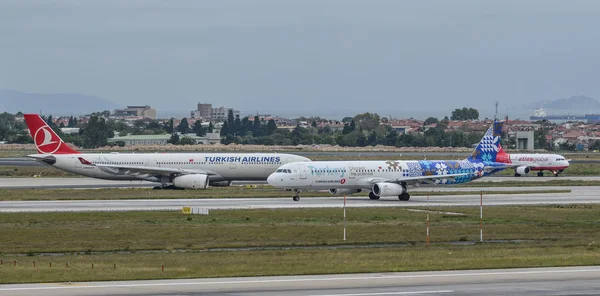 Flyg på Istanbul Ataturk Airport (Turkiet) — Stockfoto