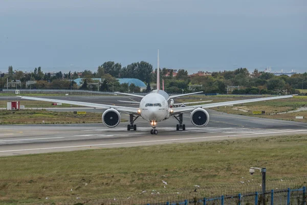 Flyg på Istanbul Ataturk Airport (Turkiet) — Stockfoto