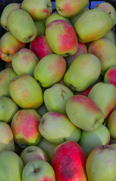 ストリート マーケットでの販売のための新鮮なリンゴ果実 — ストック写真