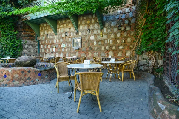Street Café στην αρχαία πόλη της Τιφλίδα, γεωργία — Φωτογραφία Αρχείου