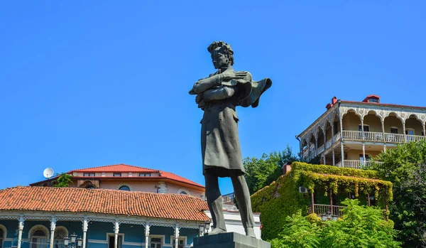 Estatua de un hombre en el casco antiguo de Tiflis, Georgia — Foto de Stock