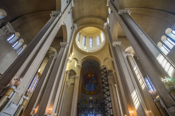 Tiflis'teki Holy Trinity Katedrali'nin iç mekanı