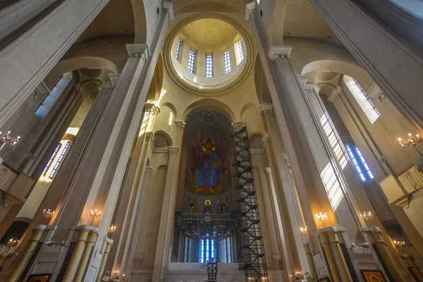 Tiflis'teki Holy Trinity Katedrali'nin iç mekanı