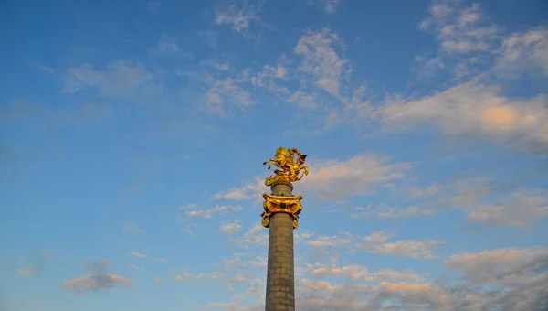 Estatua de San Jorge en la Plaza de la Libertad — Foto de Stock