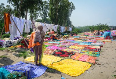 Nehir kıyısında çamaşır yıkıyorum. 