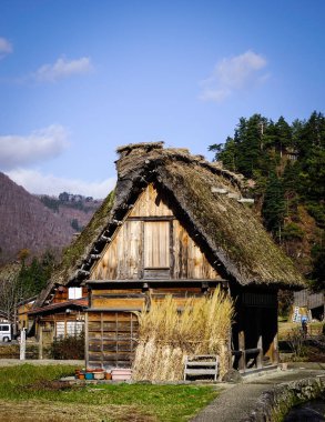 Shirakawa-go tarihi köylerinde ahşap evler