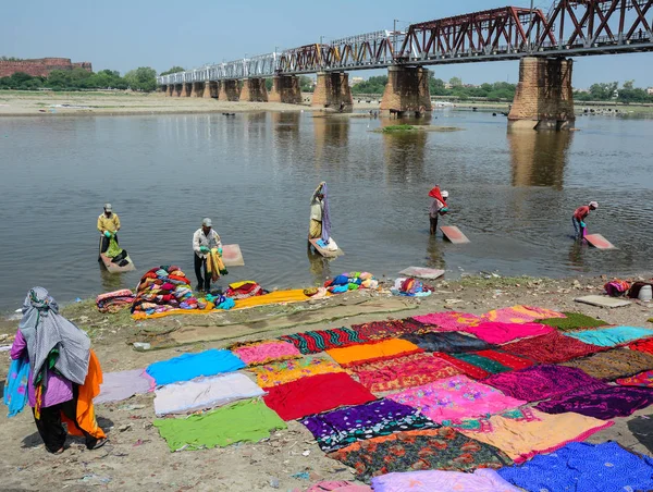 Lavar roupas na margem do rio — Fotografia de Stock