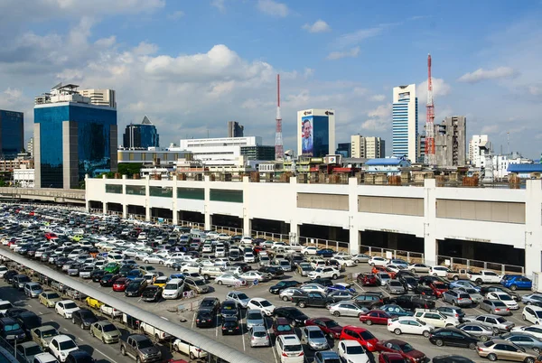 Bil parkering i Bangkok, Thailand — Stockfoto