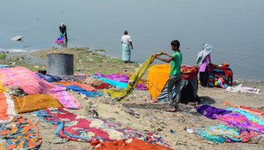 Kumlu bankalarda çamaşır yıkama ve kurutma