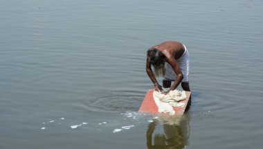 Kumlu bankalarda çamaşır yıkama ve kurutma