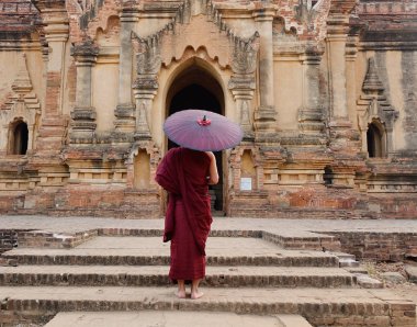 Bagan, Myanmar tapınağında Budist Keşiş 