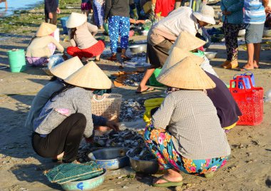 Phan Thiet, Vietnam'daki balık pazarındaki insanlar 