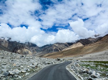 Ladakh'ta dağ yolu, Hindistan 