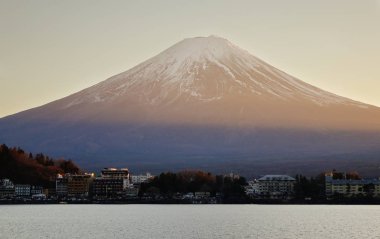Japonya'da Kawaguchi Gölü ile Fuji Dağı 