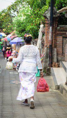 Bali, Endonezya pazarında İnsanlar 