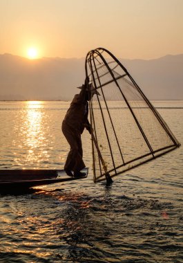 Intha insanlar Myanmar Inle Gölü'nde balık yakalamak 