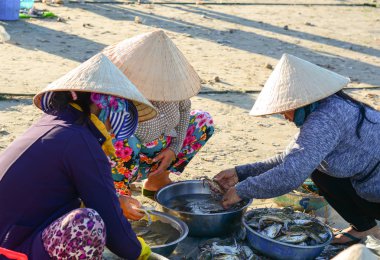 Phan Thiet, Vietnam'daki balık pazarındaki insanlar 