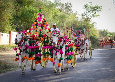 Mandalay, Myanmar kırsal yolda insanlar 