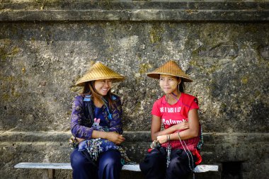 Mandalay, Myanmar kırsal yolda insanlar 