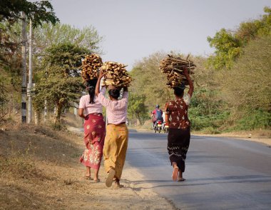 Bagan, Myanmar'da sokakta yürüyen insanlar 
