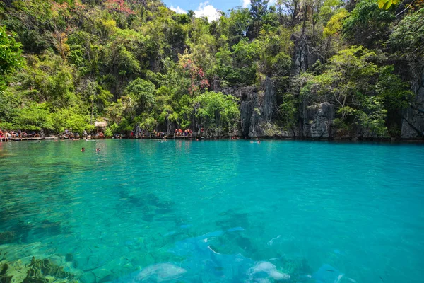 Mar tropical no dia ensolarado em Coron, Filipinas — Fotografia de Stock