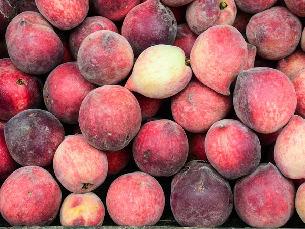 農村市場における桃果実のクローズアップ — ストック写真