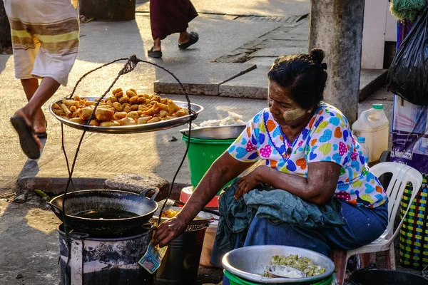 Mensen op straat in Yangon, Myanmar — Stockfoto
