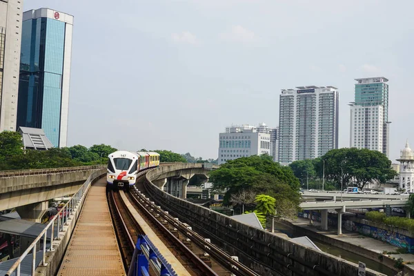 Een trein naar het station in Kuala Lumpur — Stockfoto