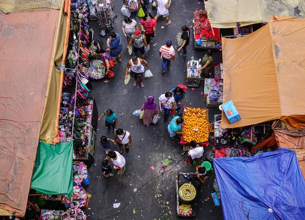 Emberek az utcai piac Manila, Fülöp-szigetek — Stock Fotó