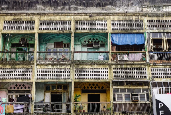 Apartamentos antiguo en Yangon, Myanmar — Foto de Stock