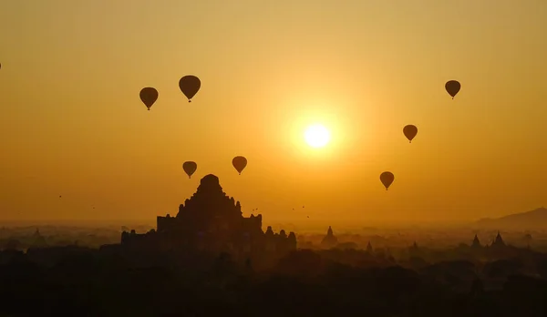 Paysage des temples de Bagan au lever du soleil — Photo