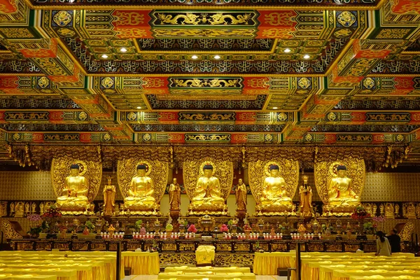 Posągi Złotego Buddy we wnętrzu świątyni — Zdjęcie stockowe