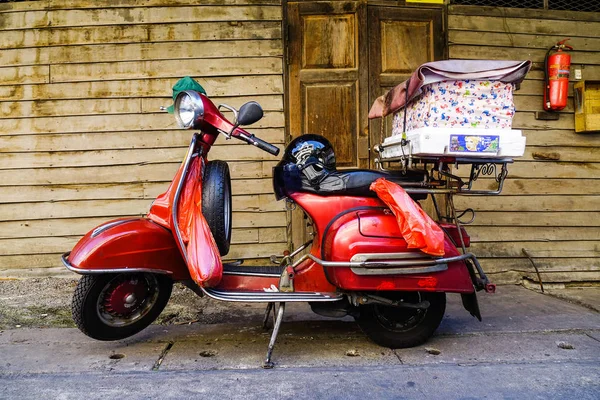 Scooter estacionado em uma rua urbana na antiga moradia — Fotografia de Stock