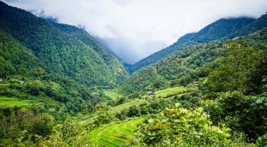 Bhutan Kralı'ndaki dağ manzarası 