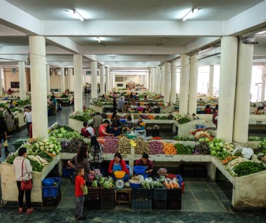 Thimphu, Bhutan kırsal pazarda Insanlar 