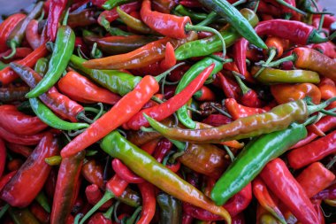 Bhutan kırsal pazarda taze biber 