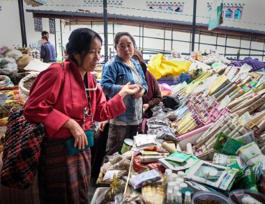 Thimphu, Bhutan kırsal pazarda Insanlar 