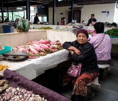 Thimphu, Bhutan kırsal pazarda Insanlar 