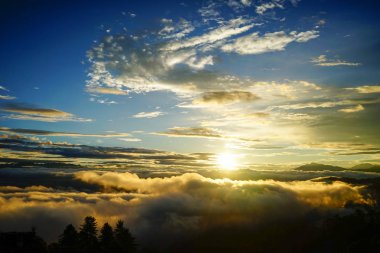 Kayalık dağın tepesinde fantastik gündoğumu