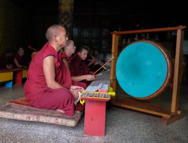 Bhutan tapınağındaki Budist rahipler 