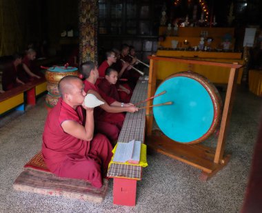 Bhutan tapınağındaki Budist rahipler 