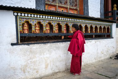 Bhutan tapınağındaki Budist rahipler 