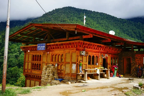Casa rural en la montaña en Bután — Foto de Stock
