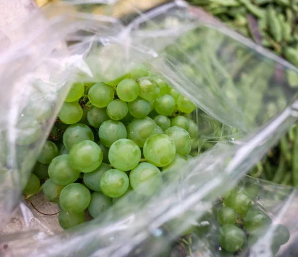 Zielone winogrona do sprzedaży na rynku wiejskim — Zdjęcie stockowe