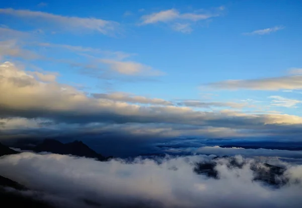 Fantastique lever de soleil au sommet d'une montagne rocheuse — Photo