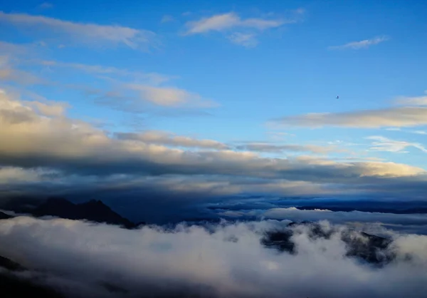रॉकी डोंगराच्या शीर्षस्थानी विलक्षण सूर्योदय — स्टॉक फोटो, इमेज