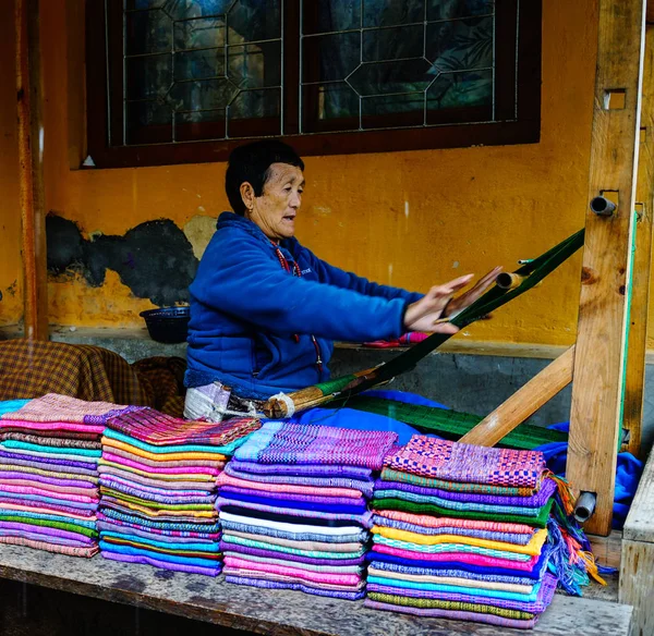 Personas que venden textiles en el mercado callejero —  Fotos de Stock